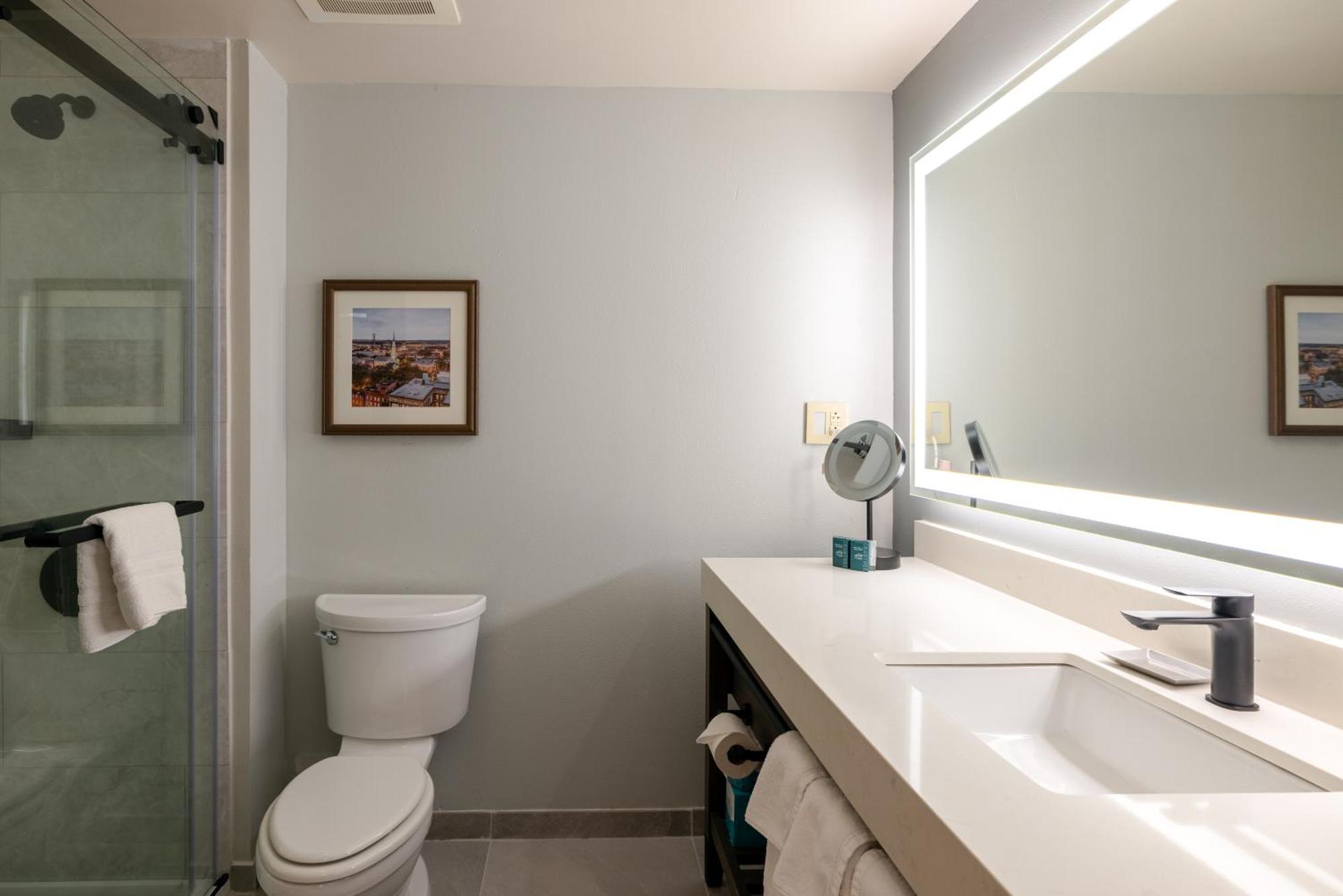 Queen Room with Two Queen Beds - Hearing Accessible