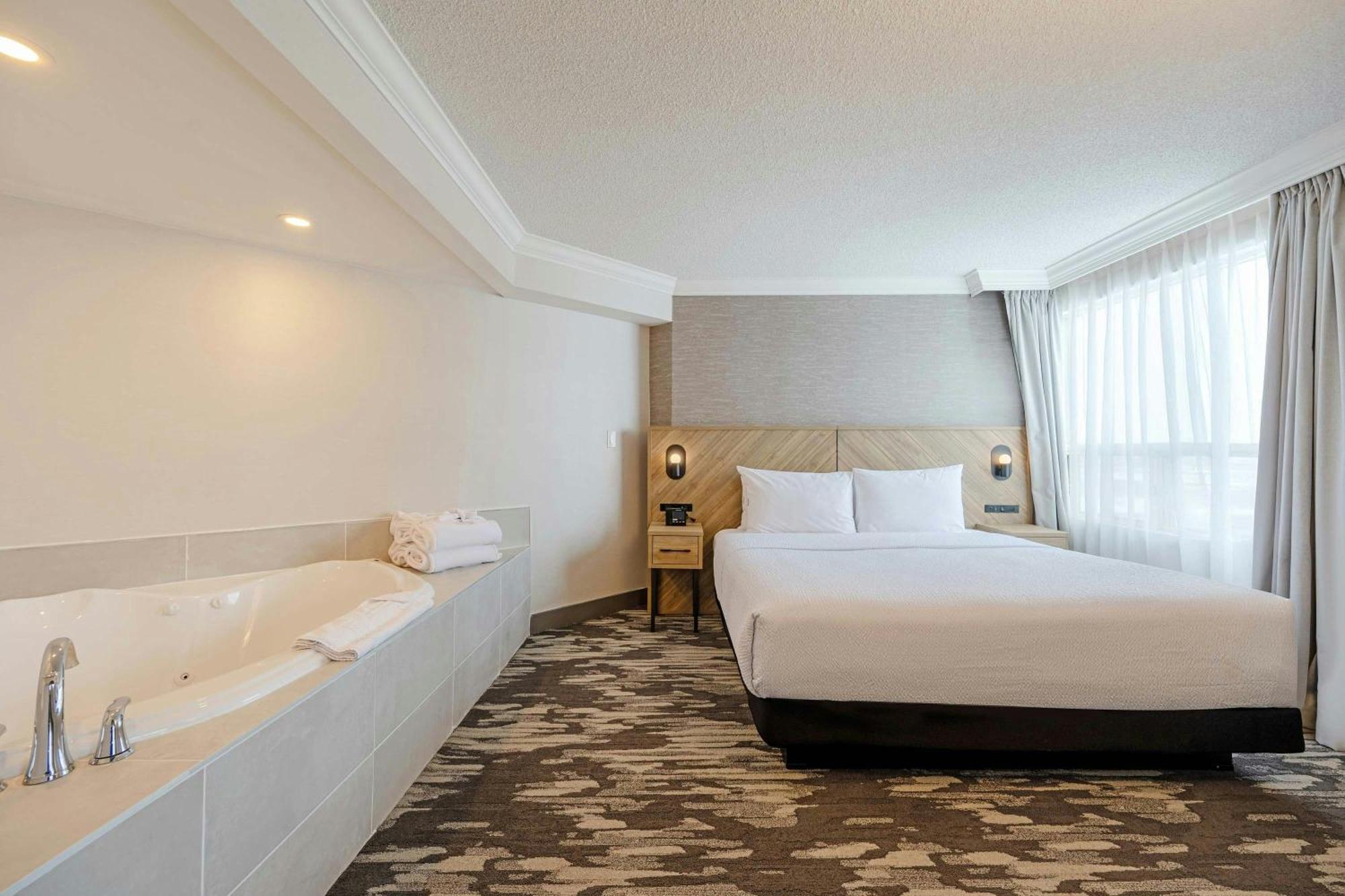 Jacuzzi Suite, 1 King Bed, Sofa Bed