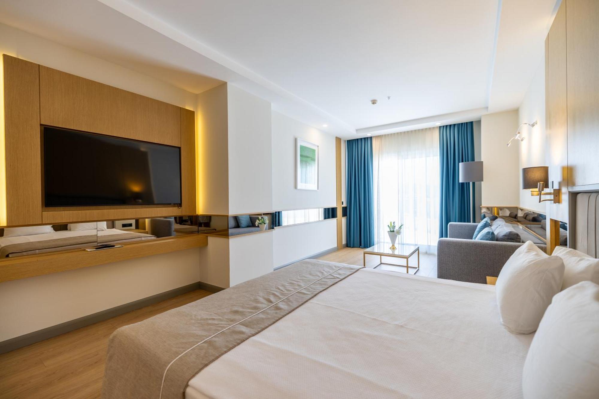 Deluxe Suite with Sea View