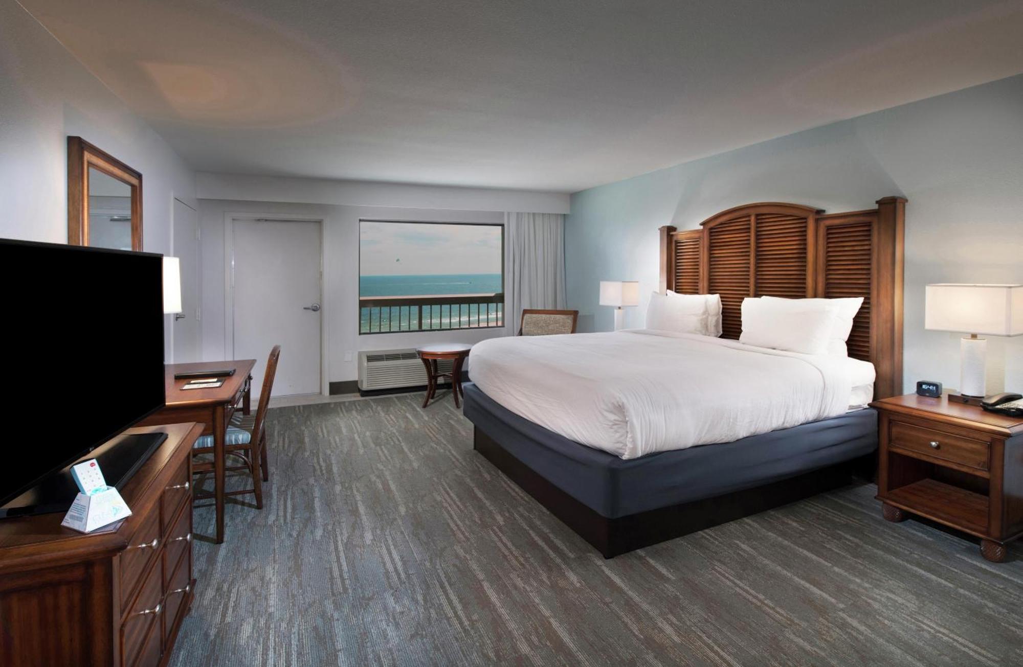 Deluxe King Room with Gulf View and Balcony