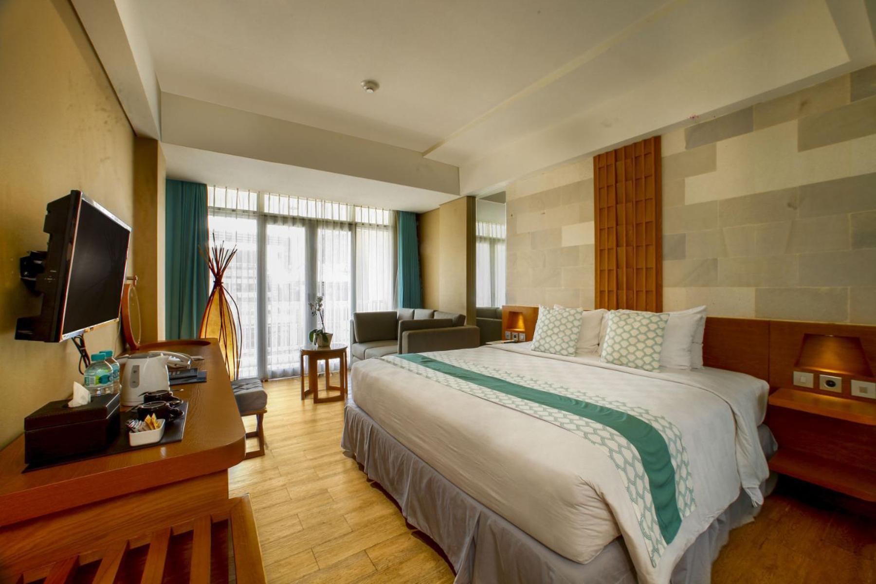 Luxury Suite with Balcony