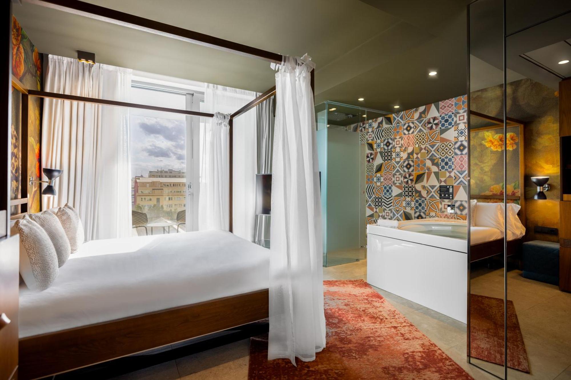 Suite Hot Tub,1758443262:JPEG