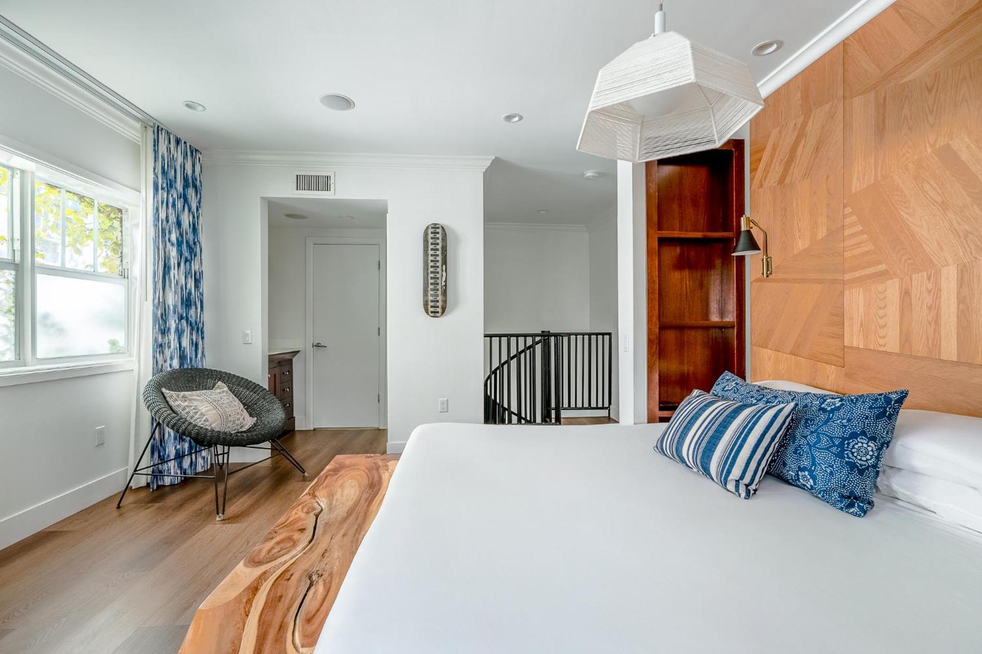 Villa with Private Jacuzzi & Terrace - King Bed