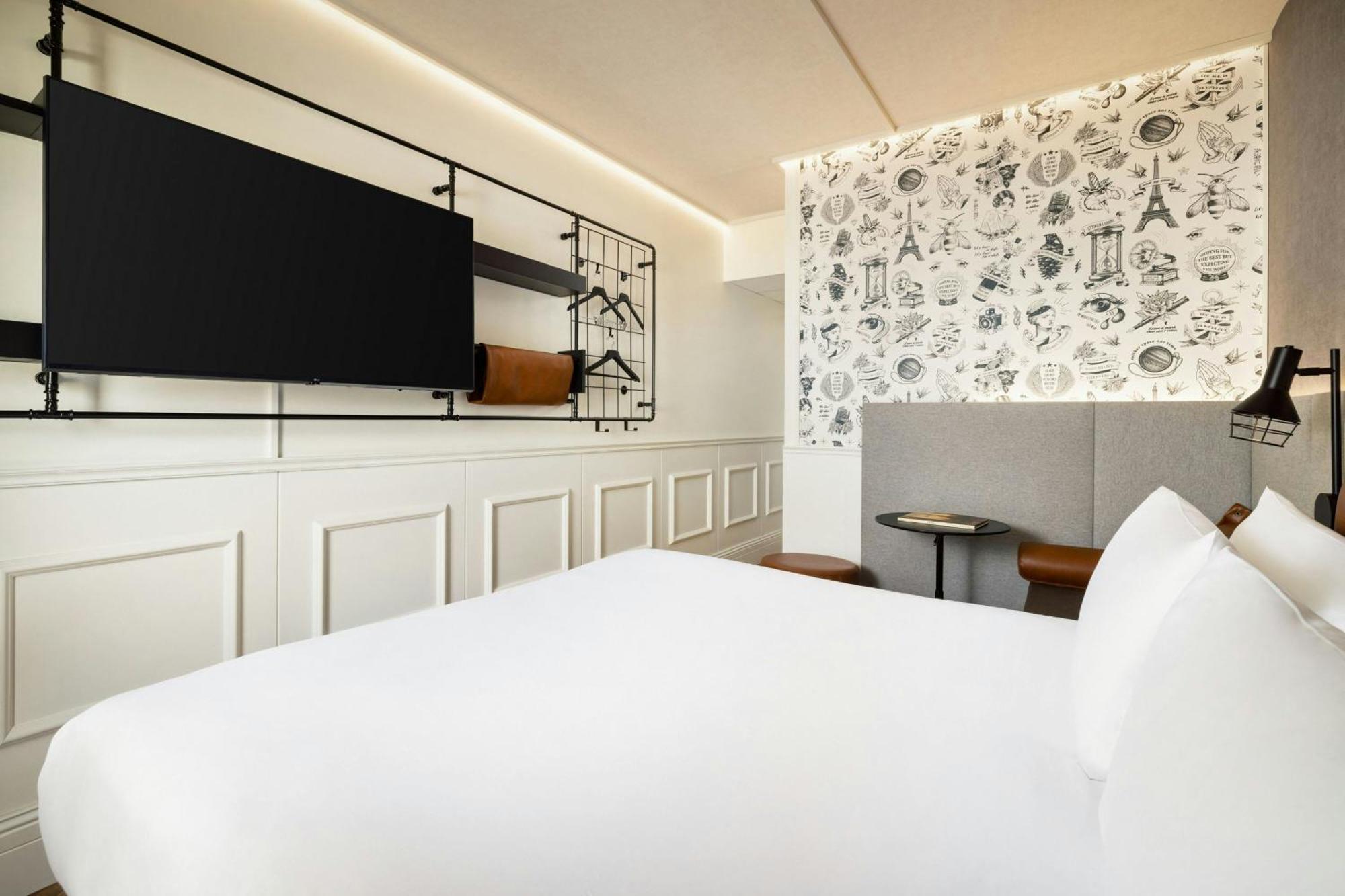 Moxy Queen Room
