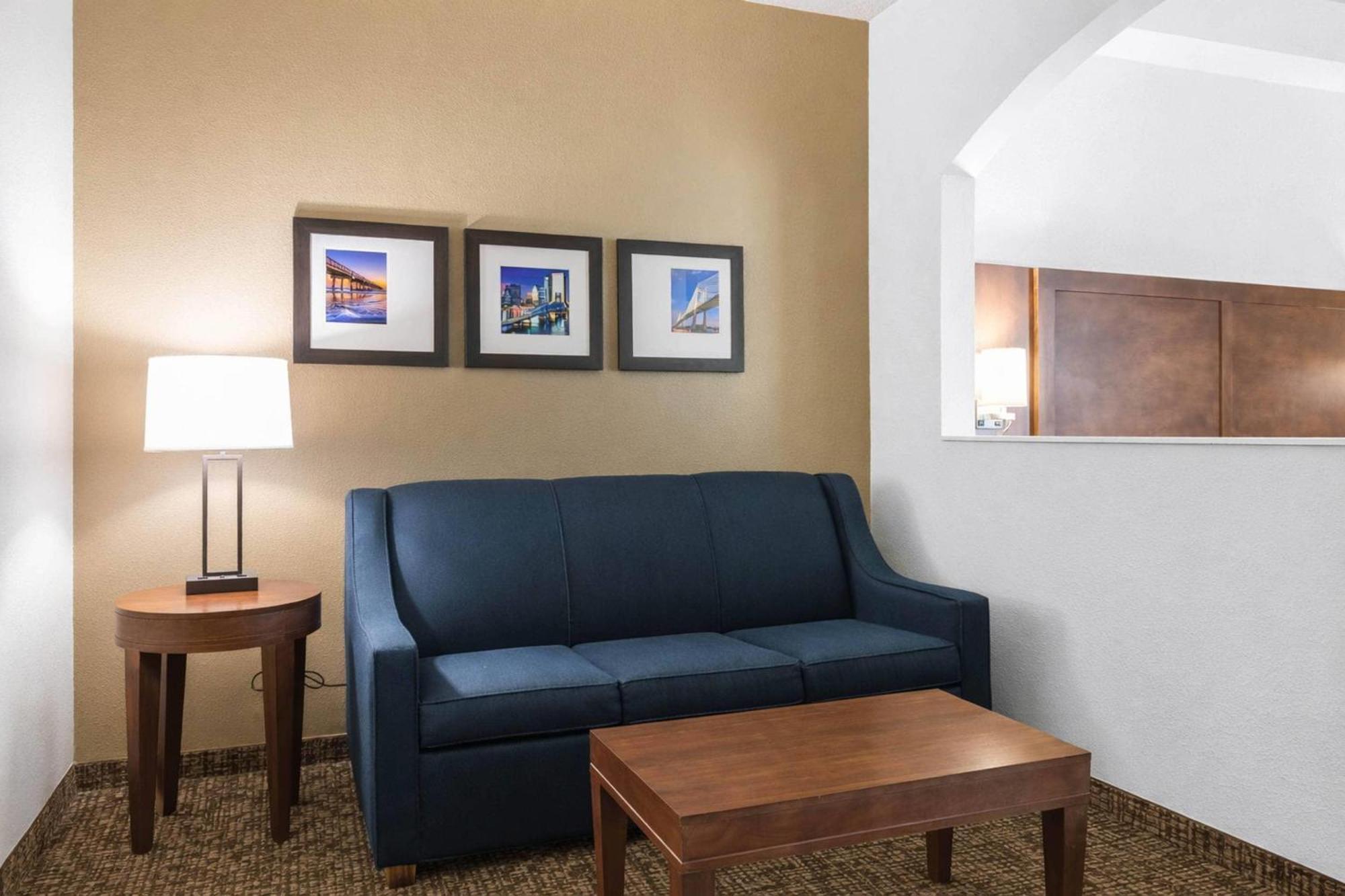 Deluxe King Suite - Non-Smoking