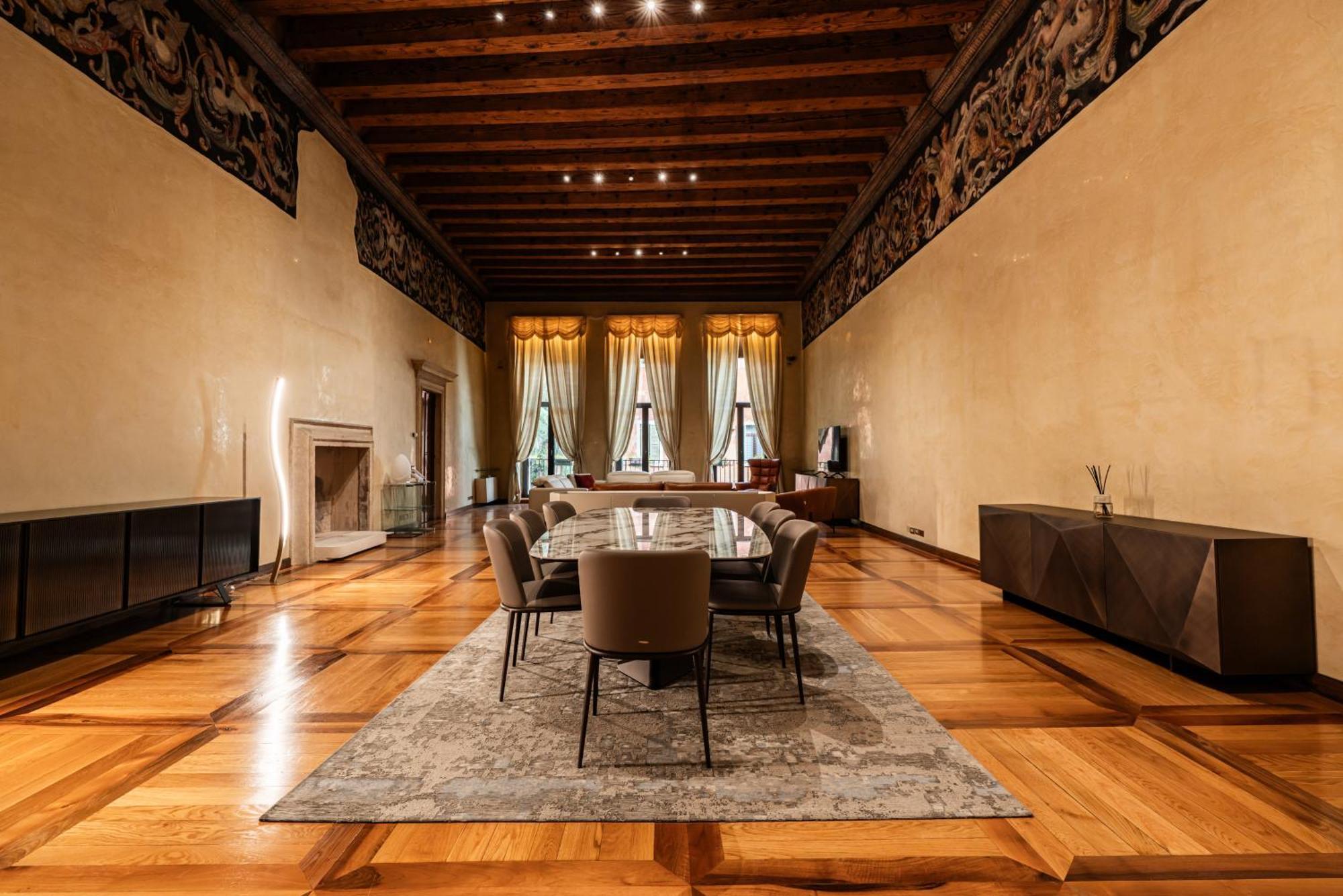 Six-Bedroom Luxury Apartment - Residenza Maffei