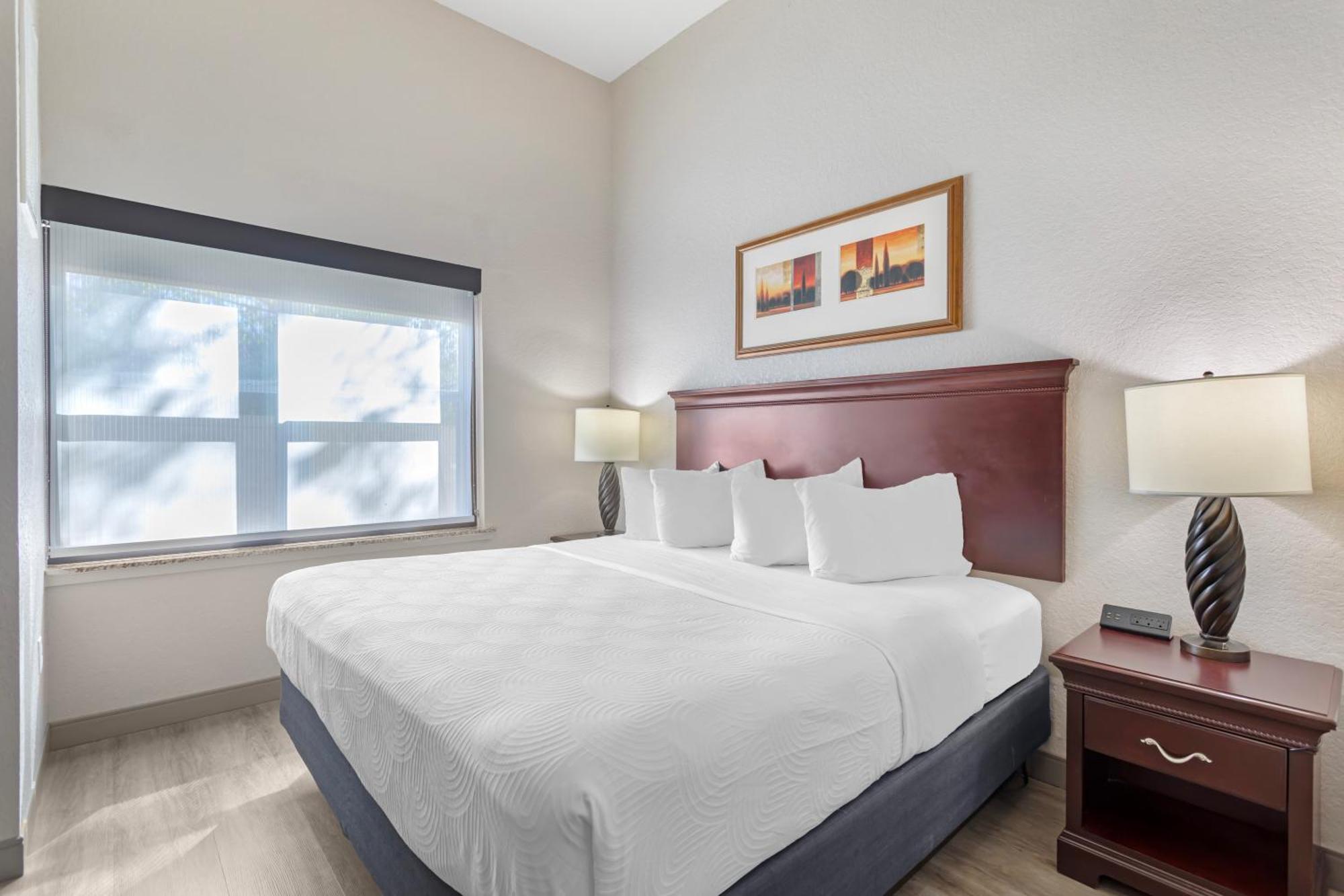 One-Bedroom King Suite - Non-Smoking