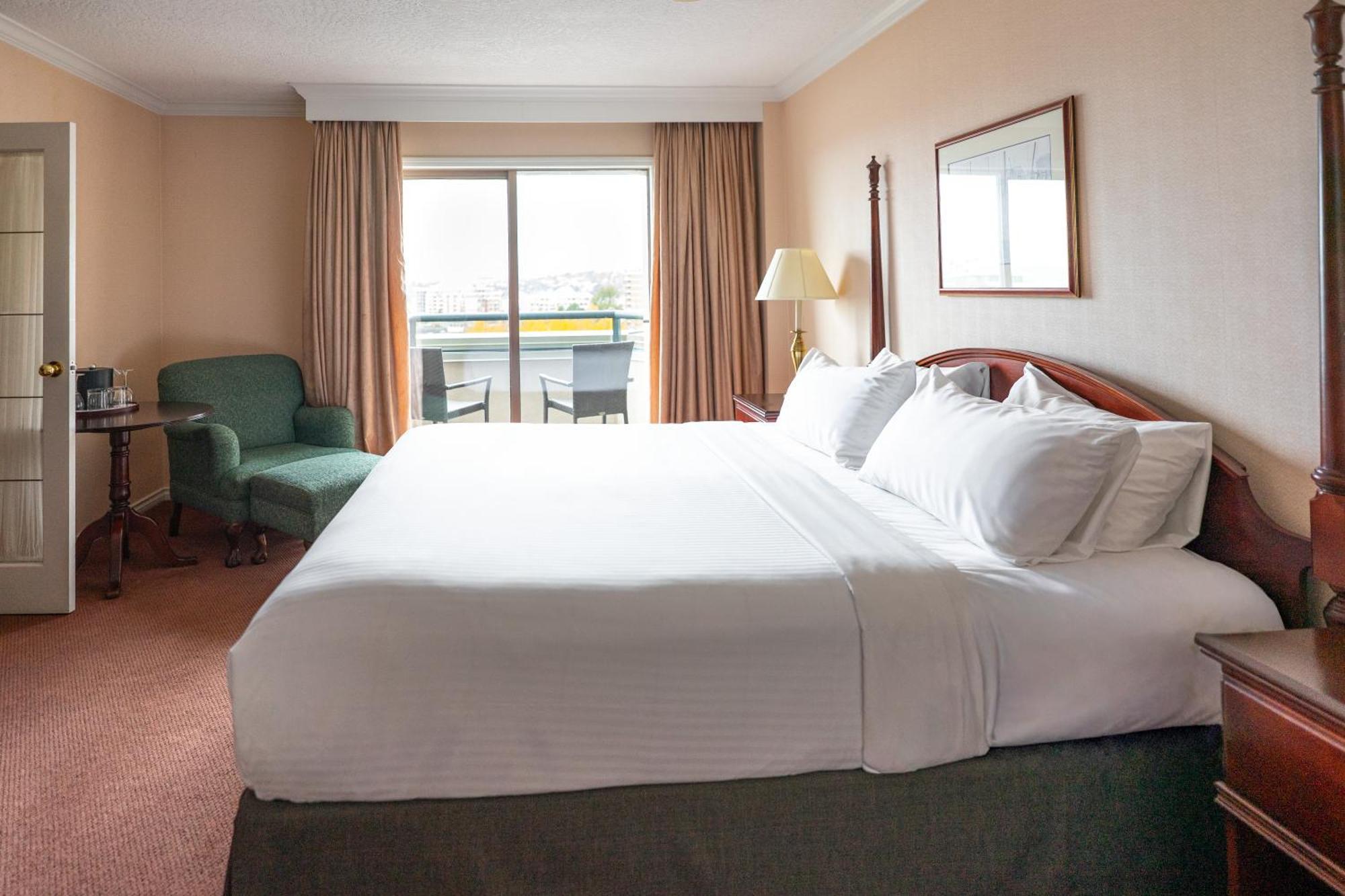 City View Suite: King Bed with Sofa Bed