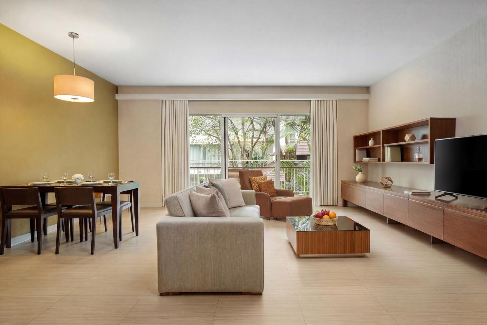 Deluxe 2 Bedroom Suite (King + Twin Bed)