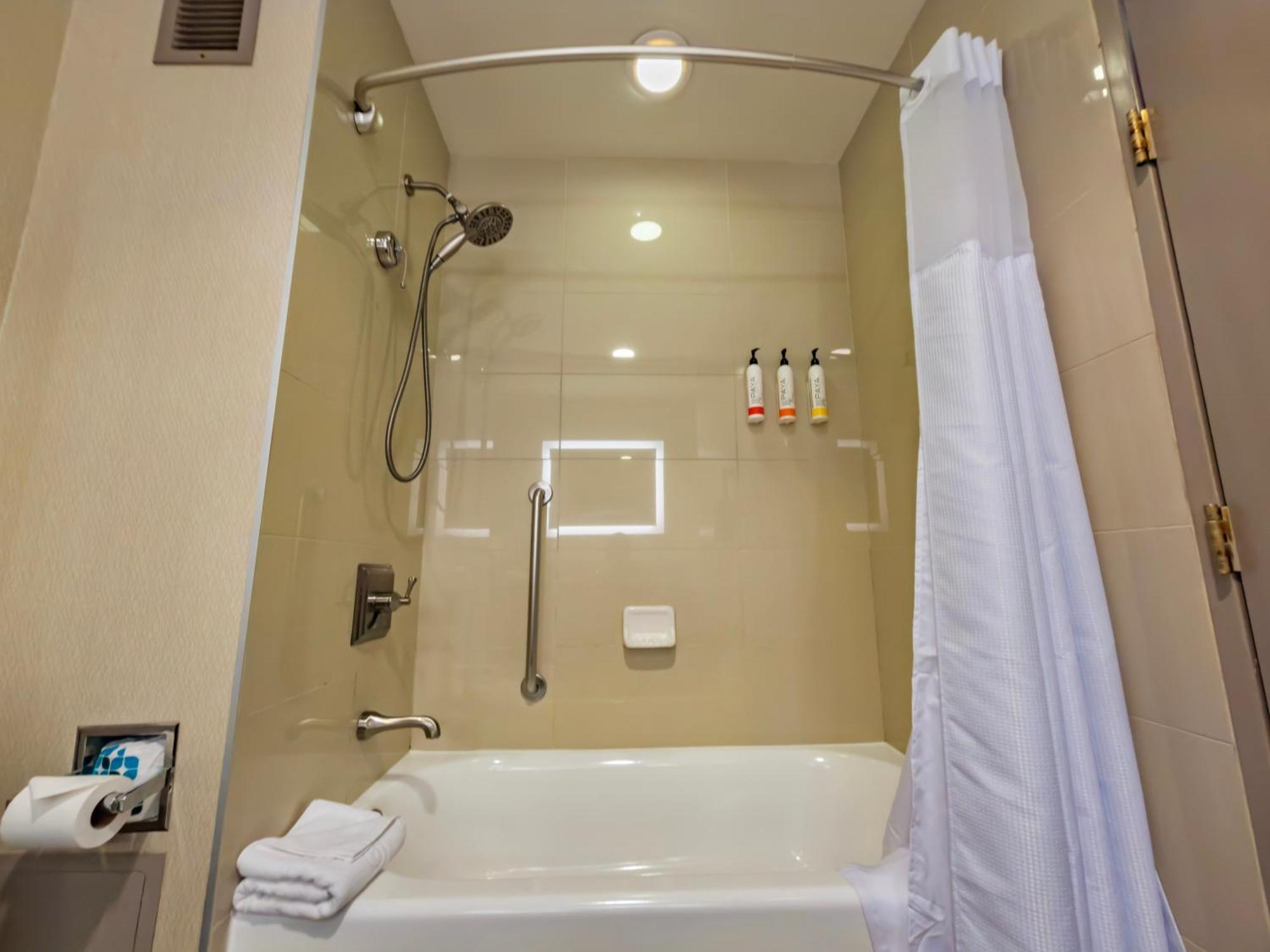 King Room - Pyramid View - Disability Access W/Roll In Shower