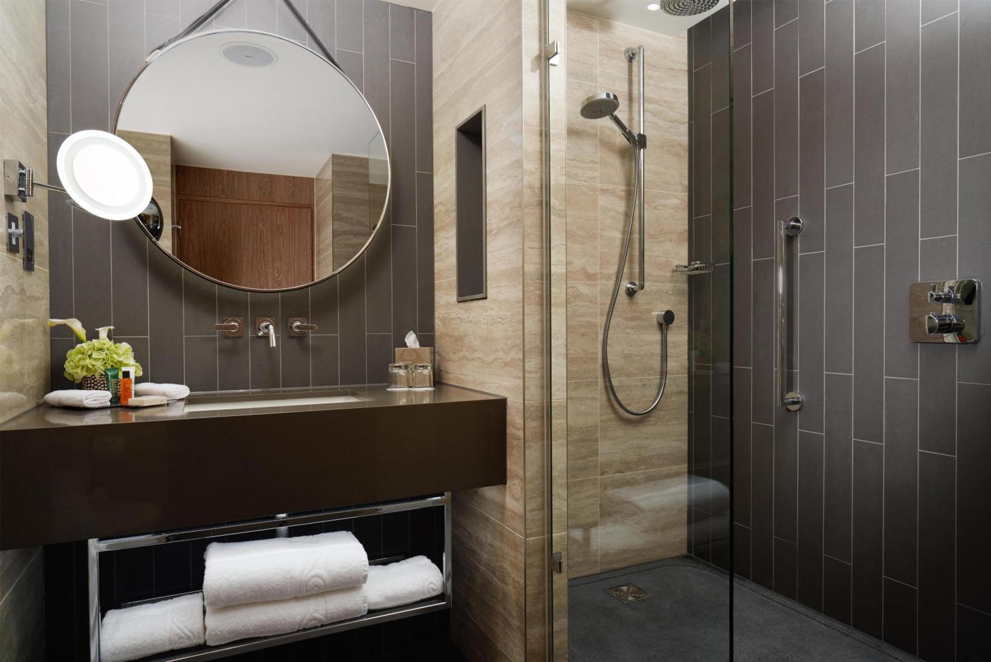 Deluxe Junior Suite with Lounge Access