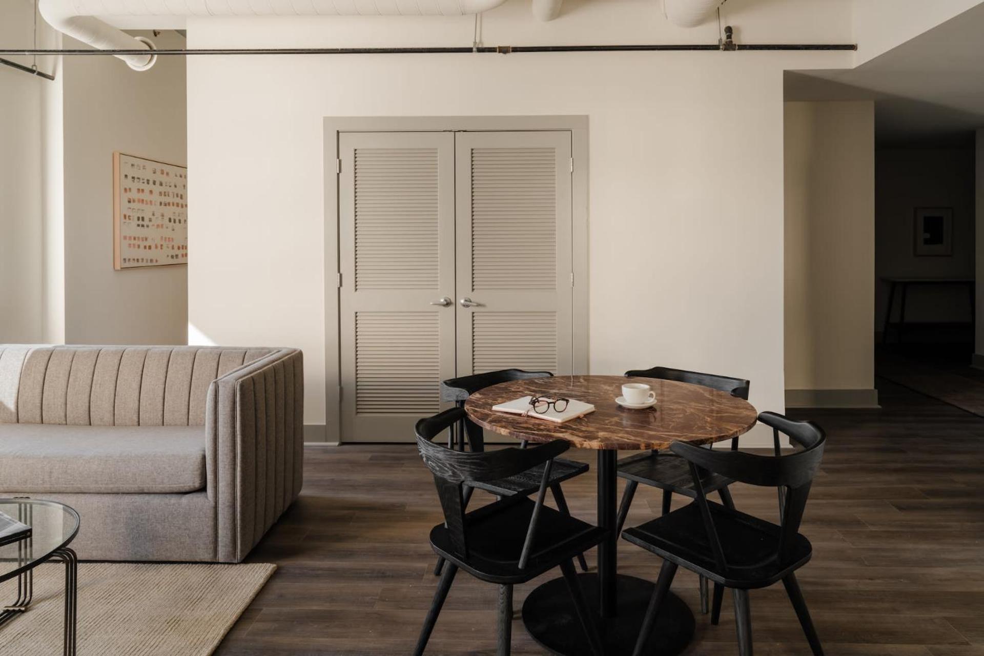 Three-Bedroom Apartment Self Check Virtual Front Desk