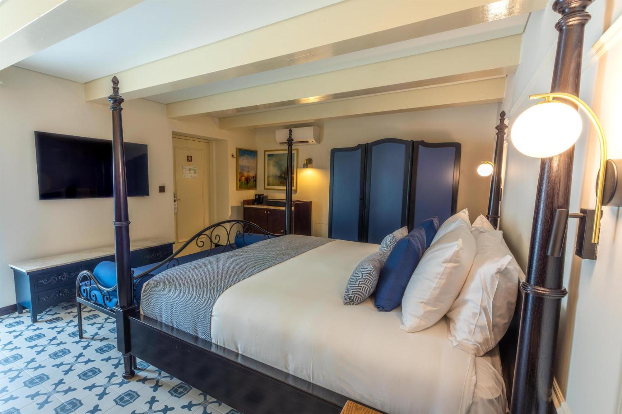 Deluxe King Room - Non-Smoking