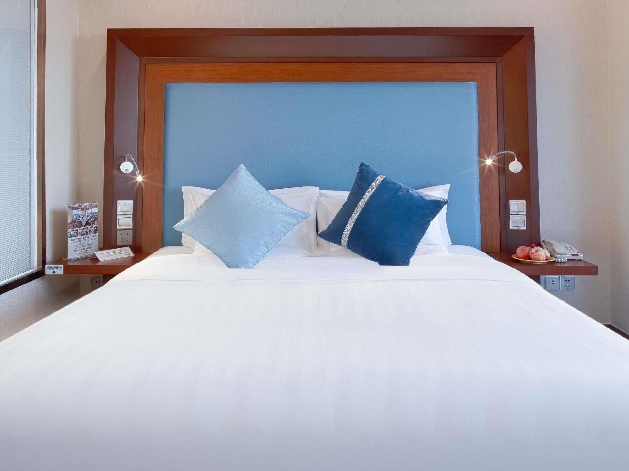 Standard King Room - City Landmark with HuangPu River view, High Floor