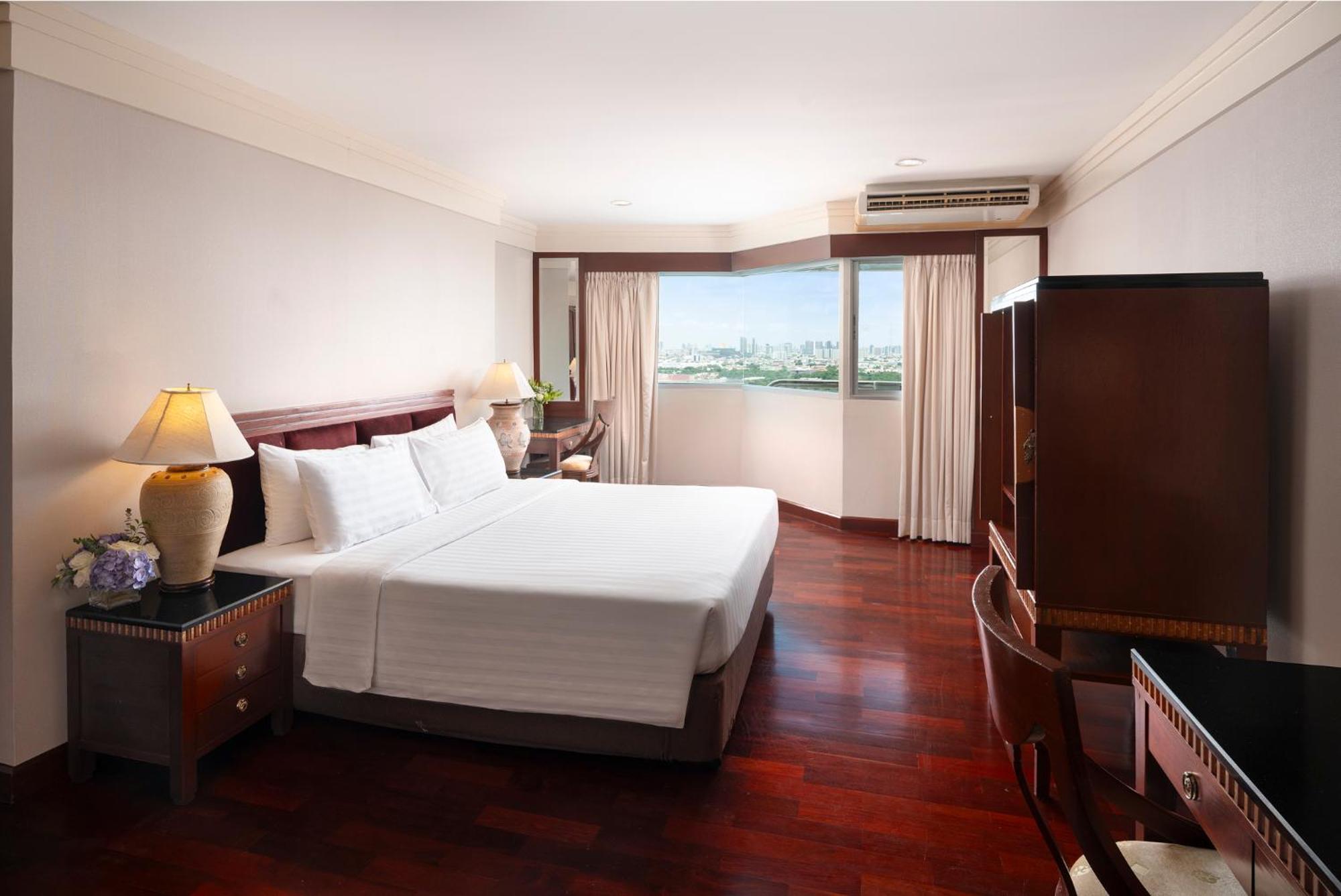 Three-Bedroom Suite (Family Room)