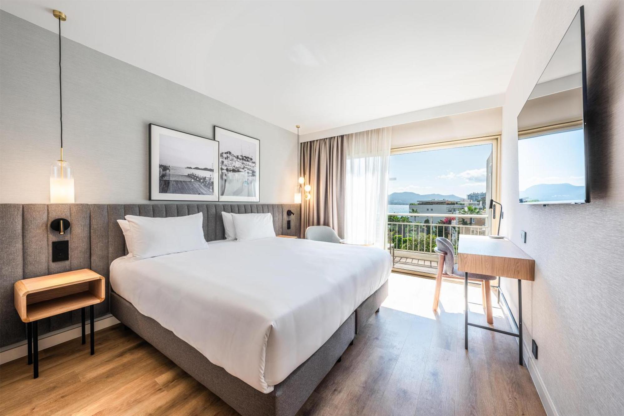 Standard Room with Garden View and Balcony