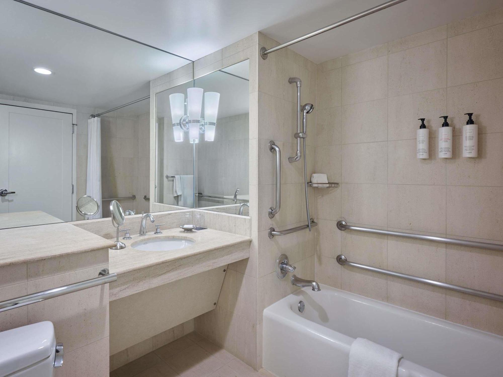 Classic King Room - Bath Tub/Disability Access