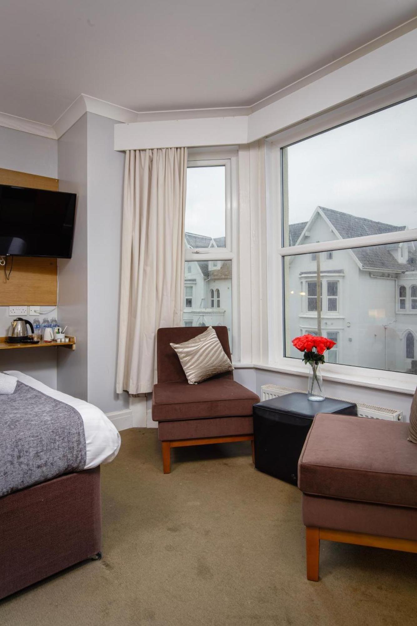 Large Deluxe Interconnecting Family Room with Sea View