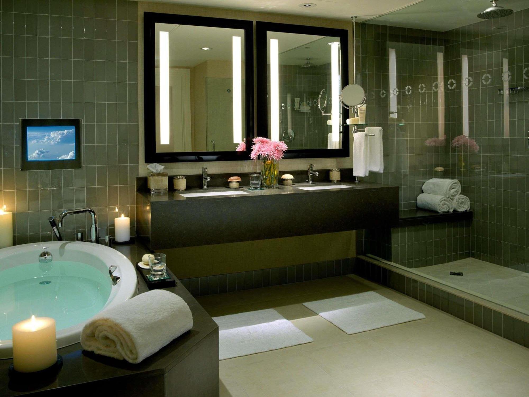 Presidential King Suite Hills View