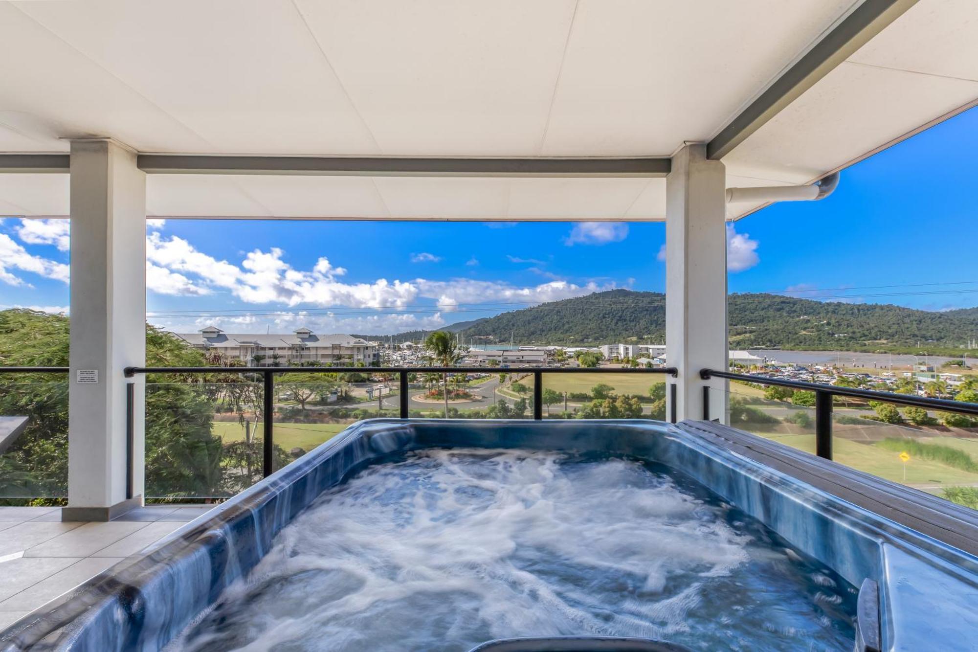 Two Bedroom Two Bathroom Top Floor Penthouse with Balcony Jacuzzi