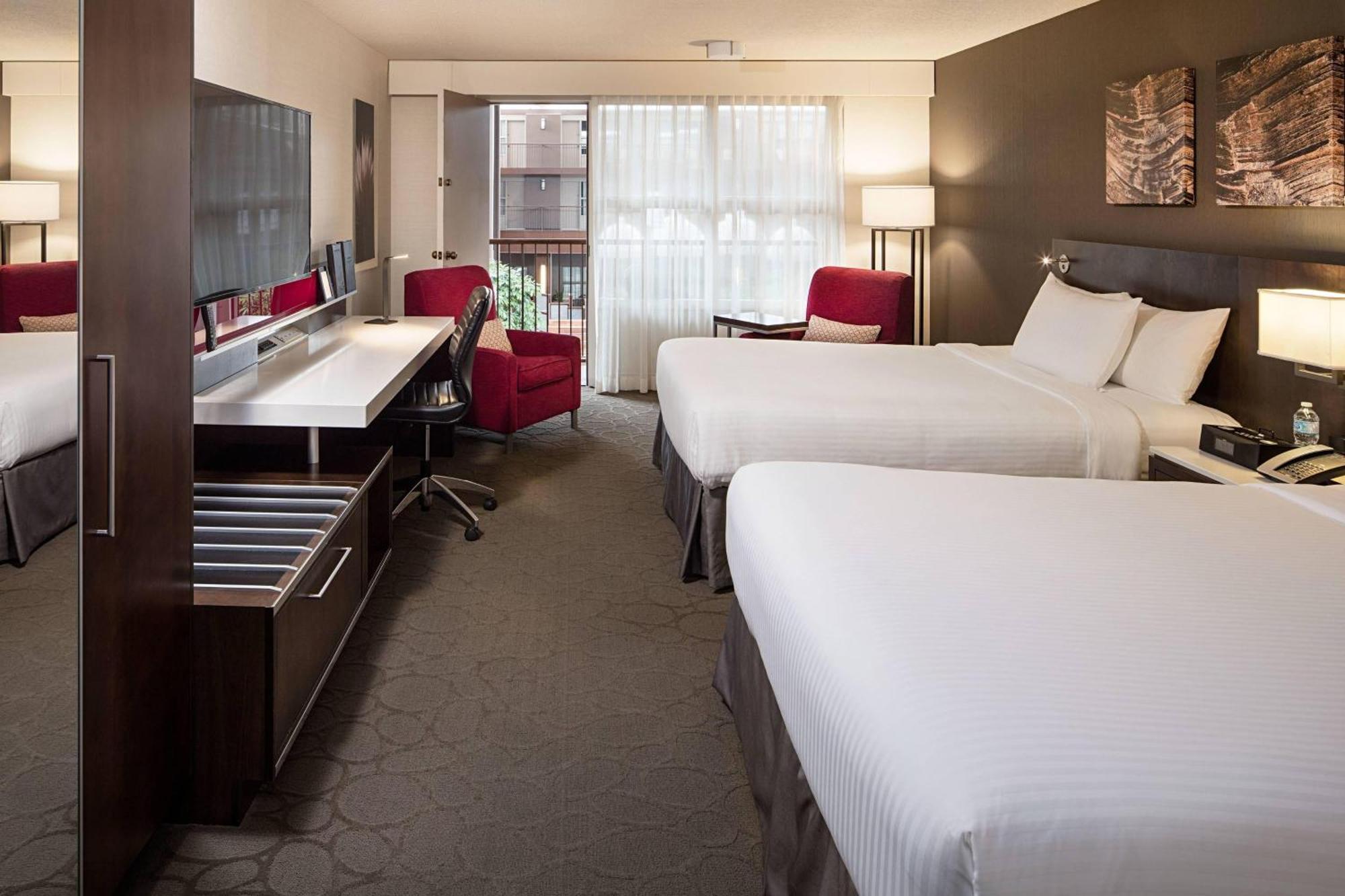 Deluxe Queen Room with Two Queen Beds and Atrium View - Poolside