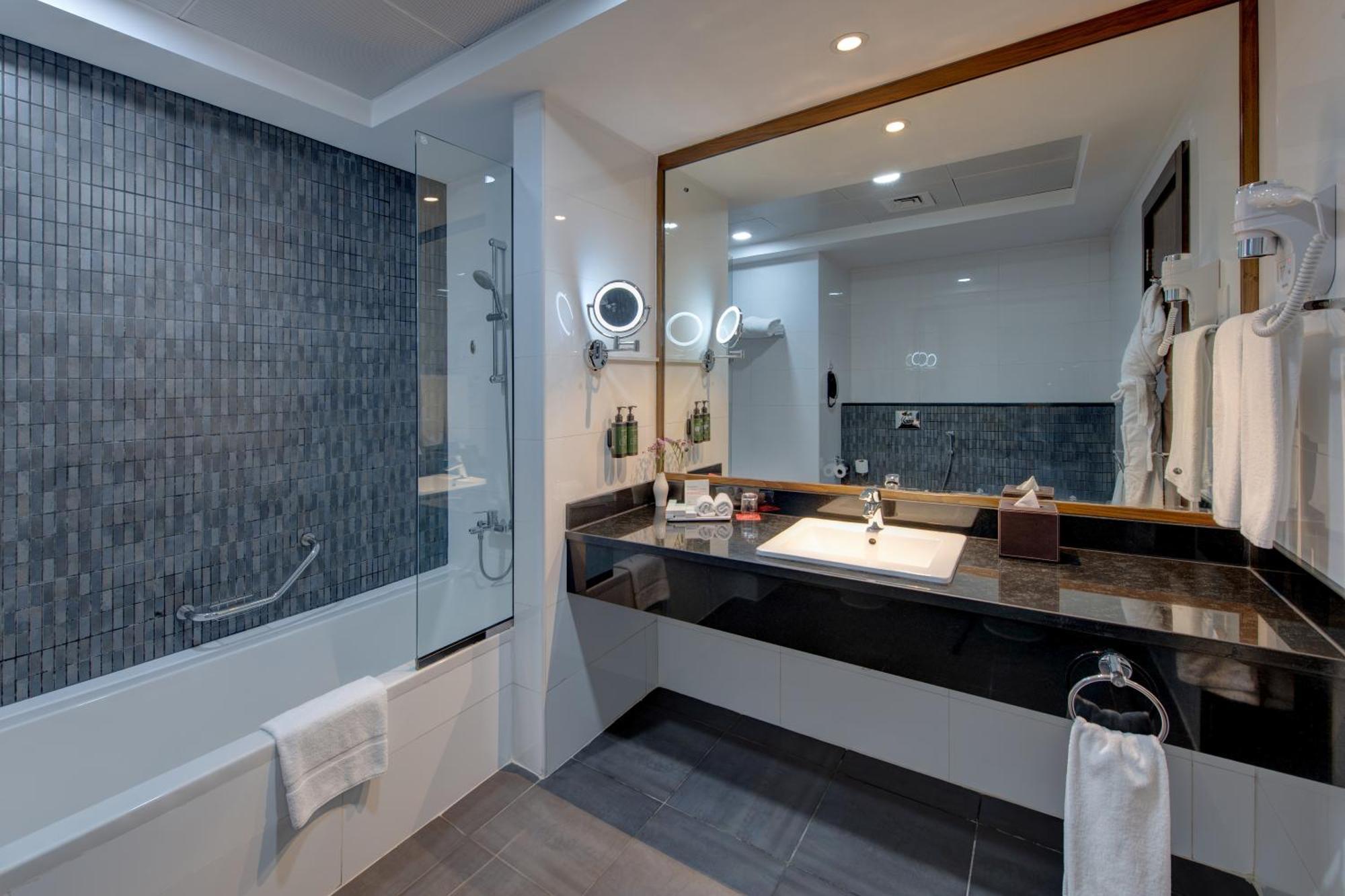 Deluxe King Room with City View