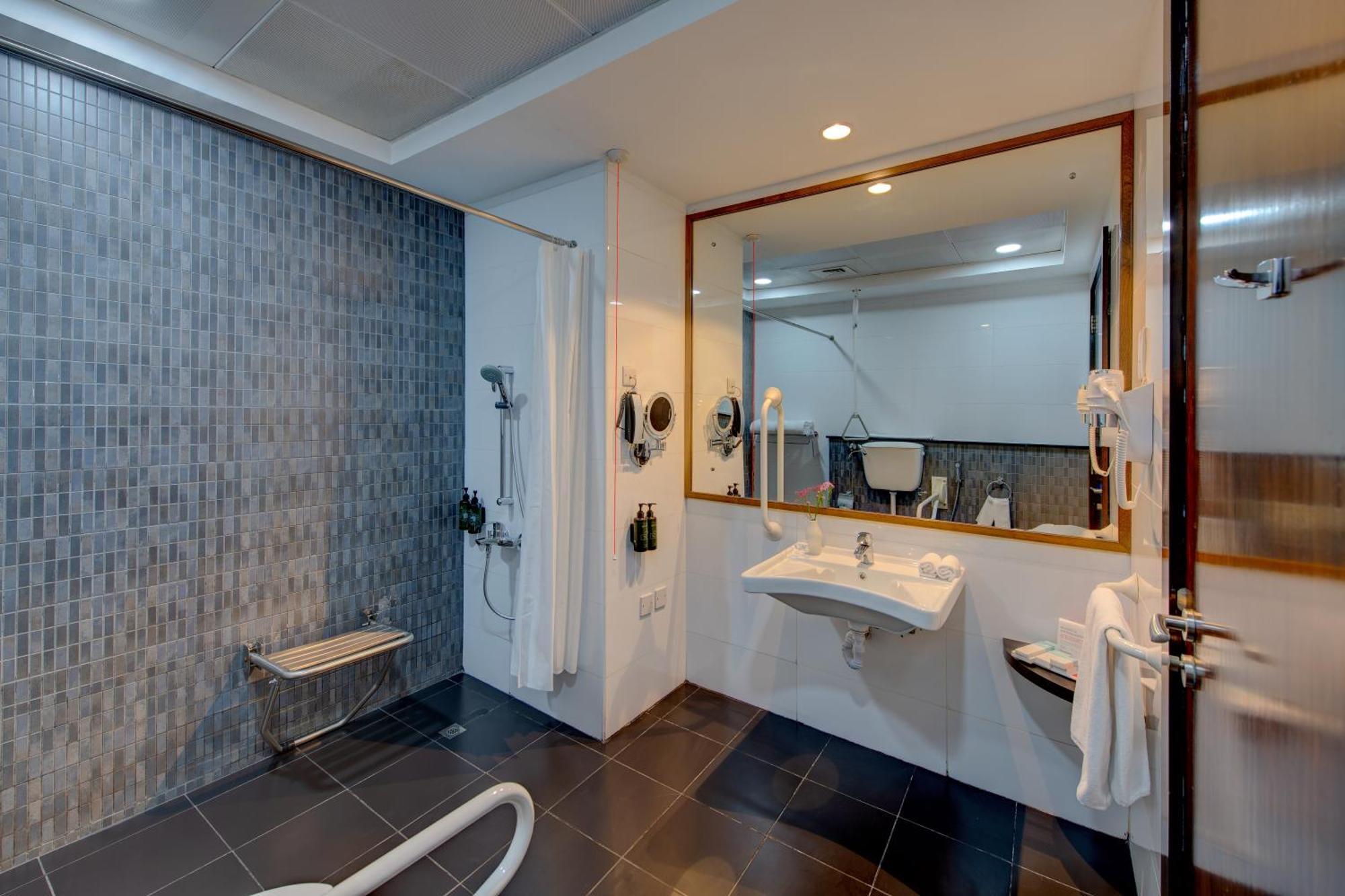 King Room with Roll-In Shower - Mobility/Hearing Accessible - Non-Smoking