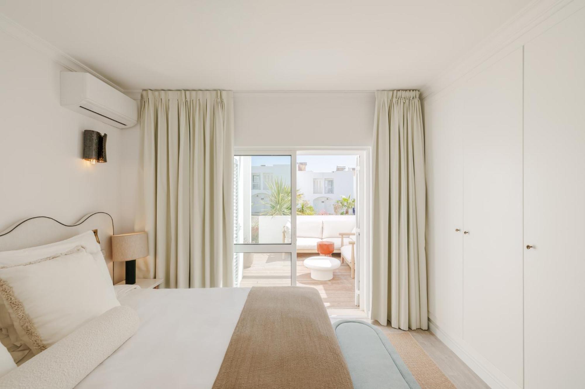 One-Bedroom Suite with Sea View and Terrace
