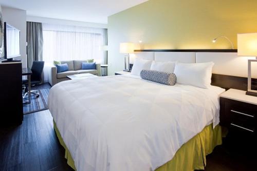 One-Bedroom King Suite with Roll-In Shower - Mobility Access