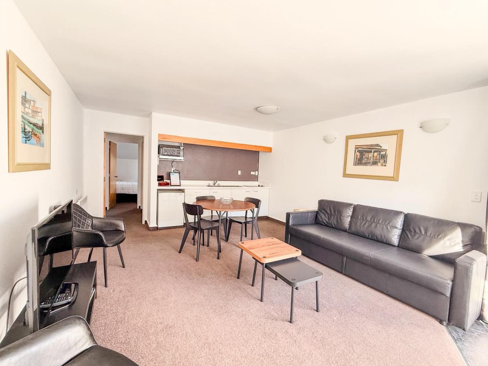 One-Bedroom Apartment with Mountain View
