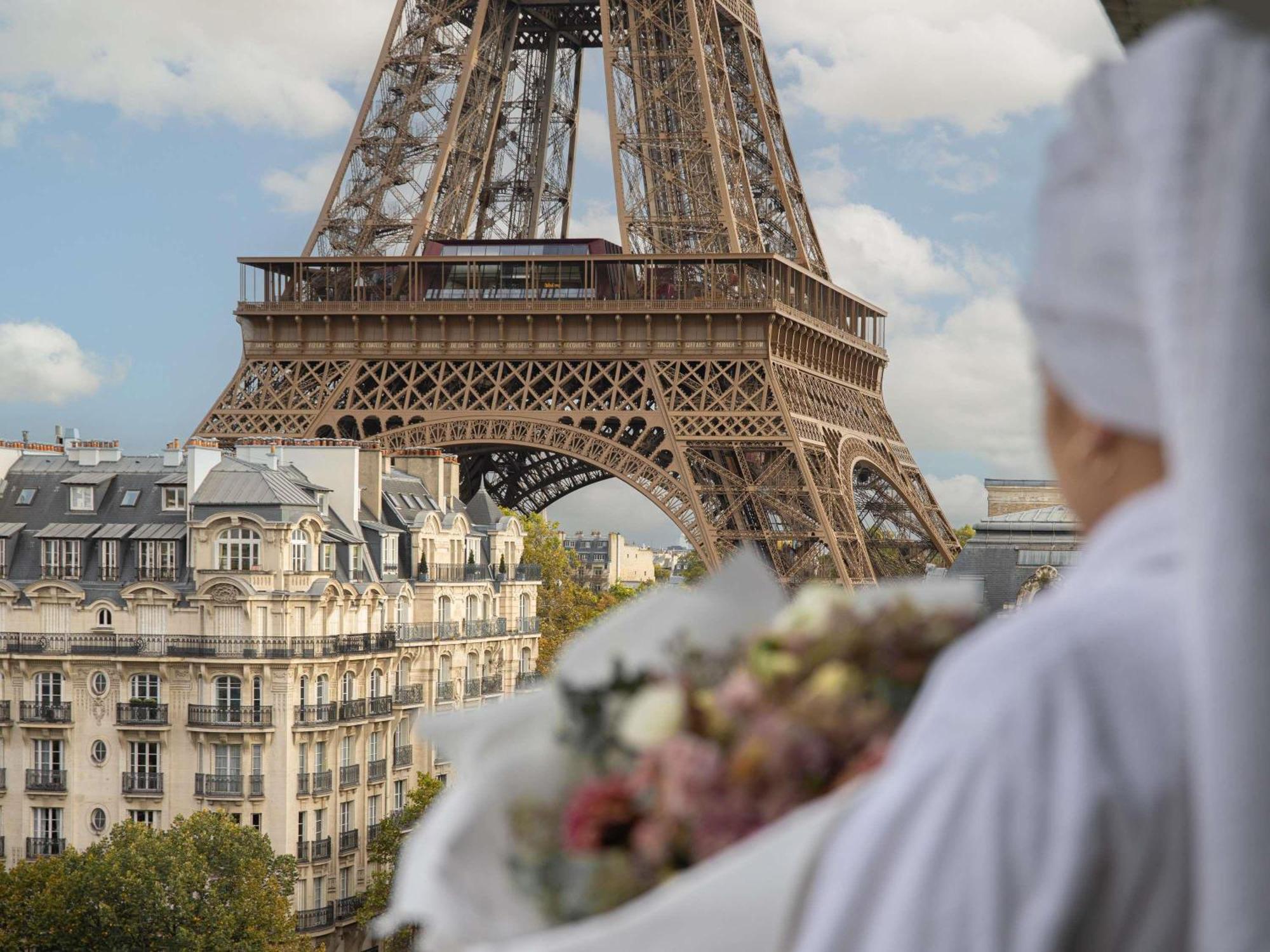 Deluxe Twin Room, high floor, with Sofa, Balcony and Eiffel Tower View