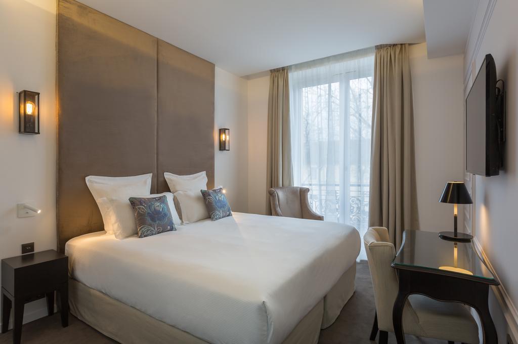 Two Connecting Classic Double Rooms - Eiffel Tower Side View