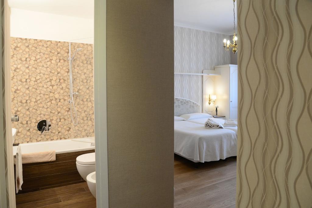 Superior Double or Twin Room with Front Lake View