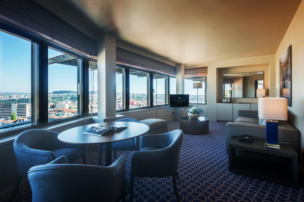 Deluxe Panoramic Suite