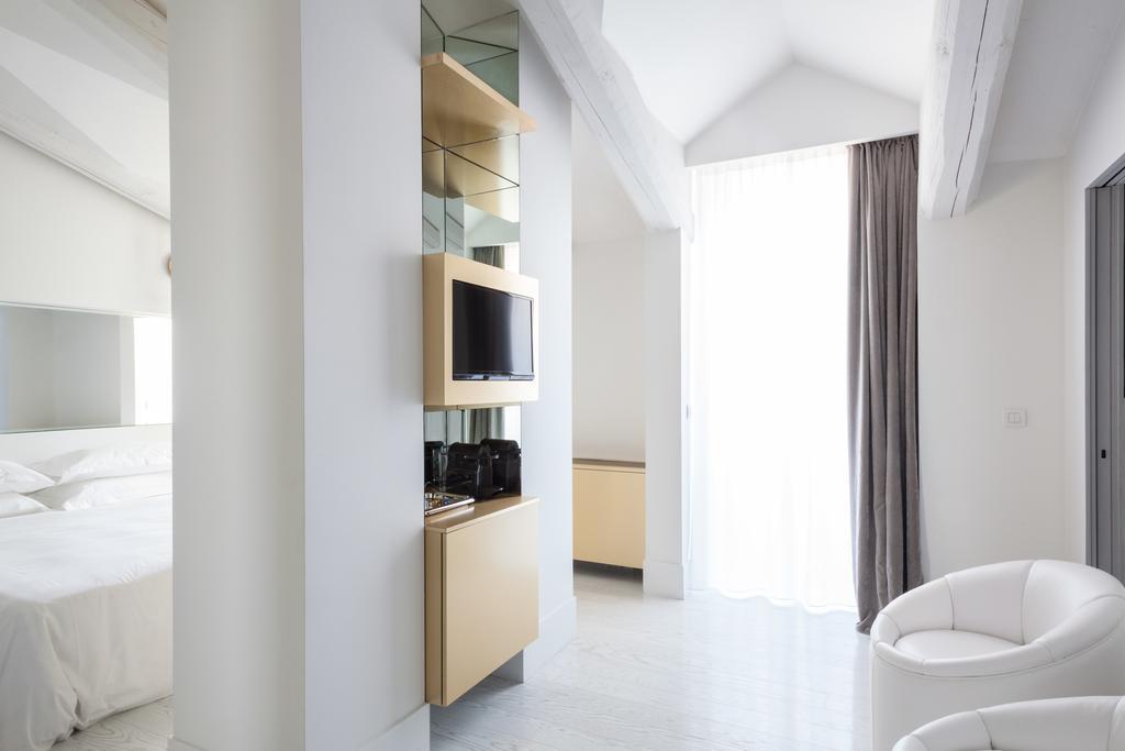 Junior Suite with Terrace and City view