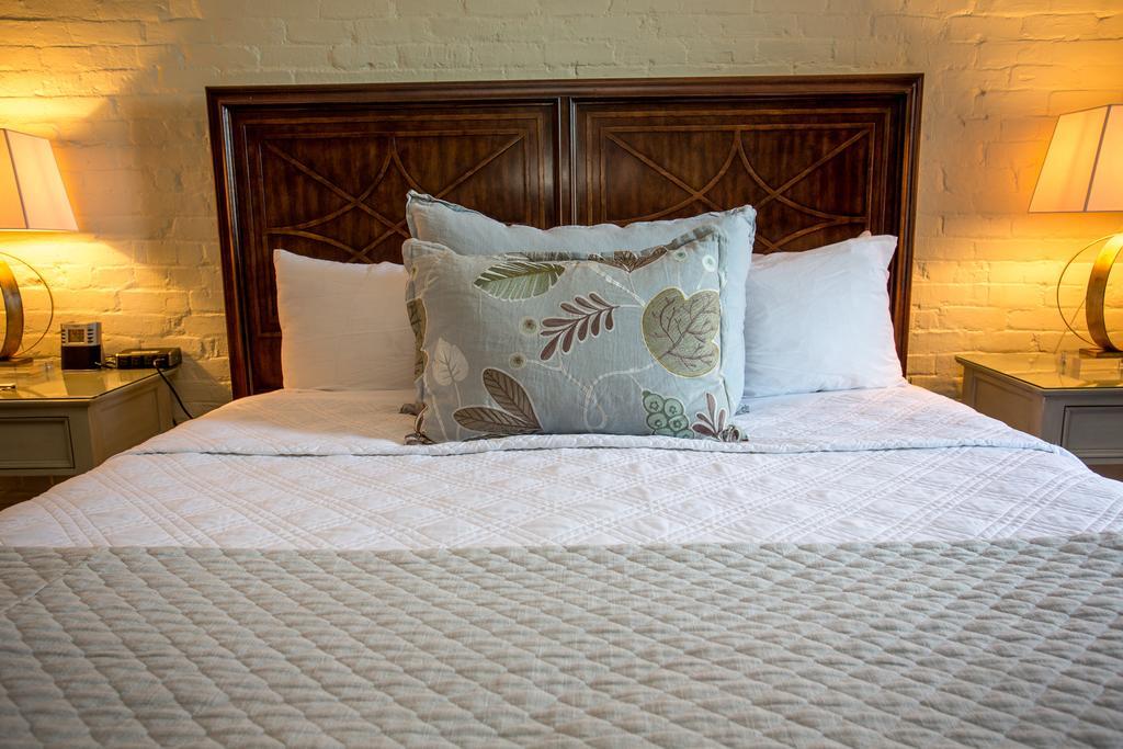 One-Bedroom Queen Suite with Street View - Stair Access Only