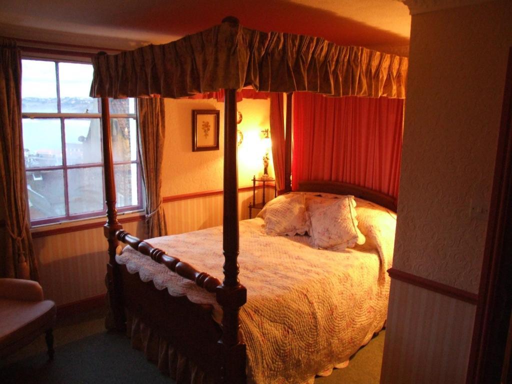 Double Room with Four Poster Bed and Sea View (4)