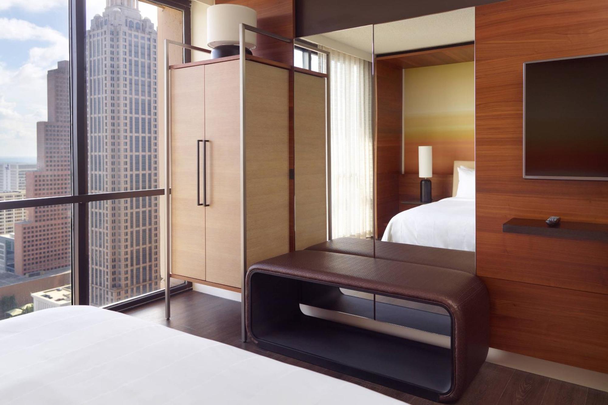 King with City View - Concierge Level