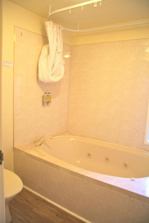 Two-Bedroom Apartment with Spa Bath