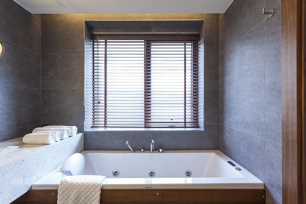 Comfort King Suite