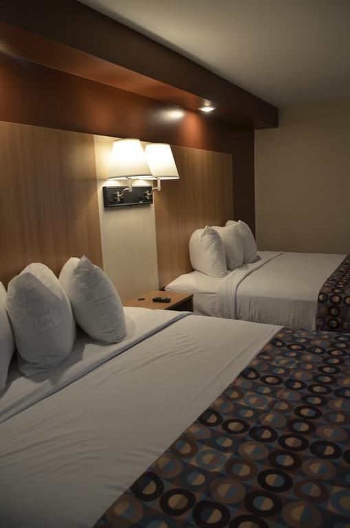 Deluxe Two-Bed Queen Room - Non Smoking