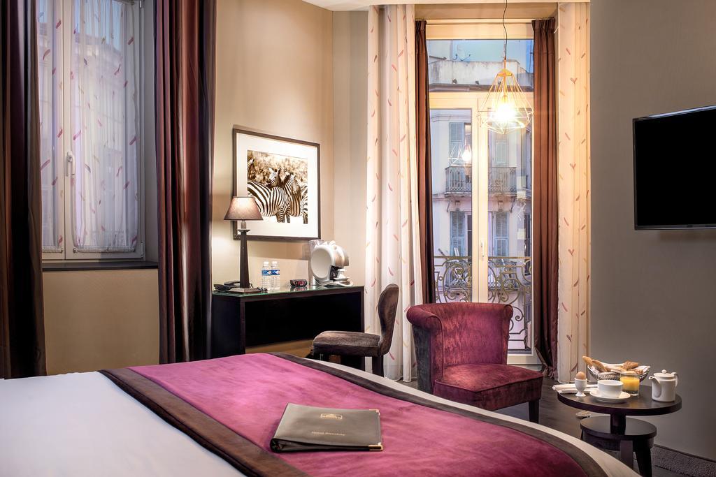 Queen Junior Suite with Balcony - Non-Smoking