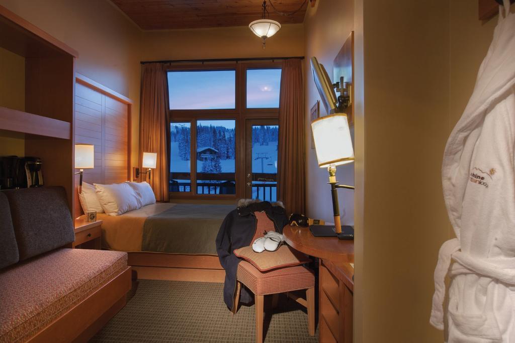 Deluxe Queen Room with Balcony and Mountain View