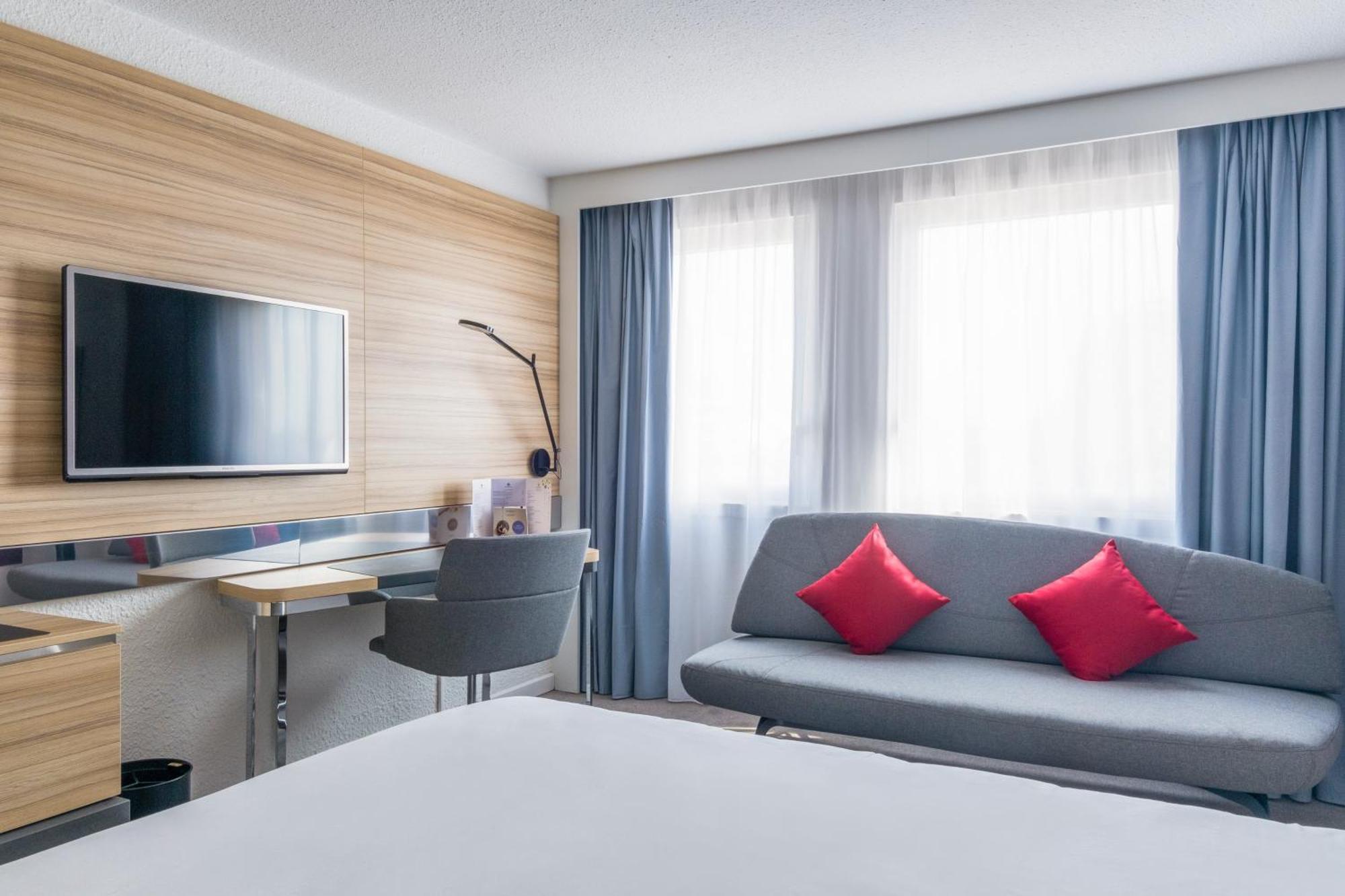 Executive Room with 1 Queen Bed and Sofa
