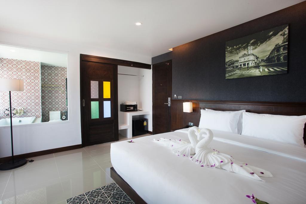 Superior Double with Bathtub