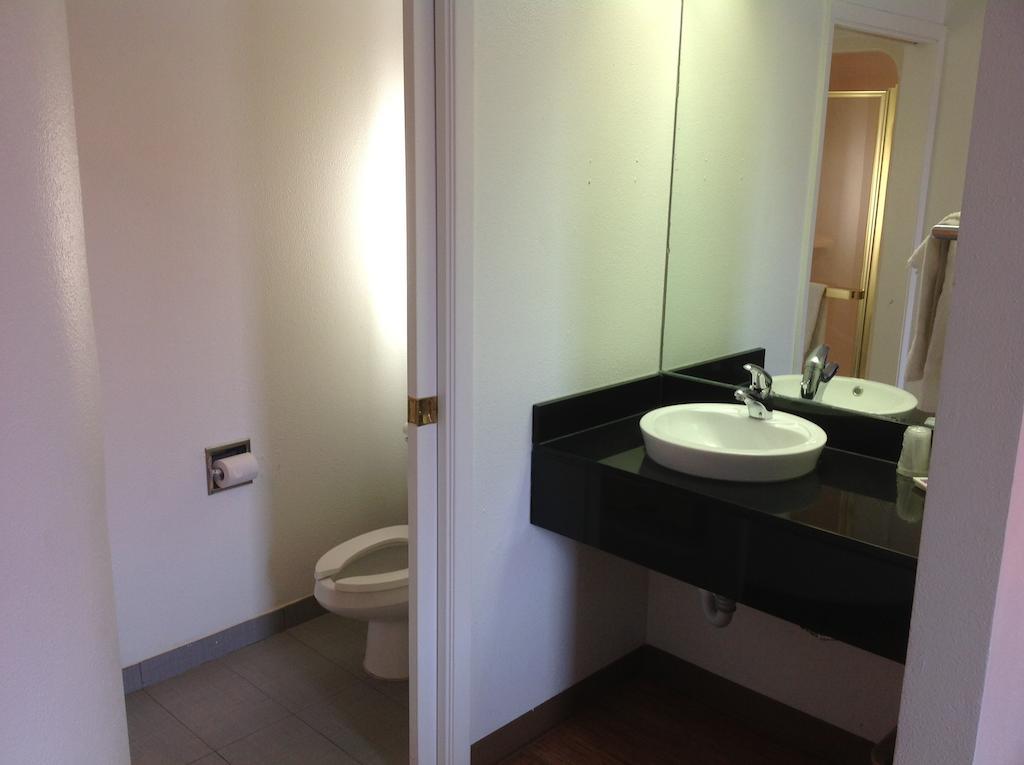 Presidential Suite: 15% off on Two-way Airport Transfer, 10% off on Food & Beverage services, 10% Discount On Laundry service