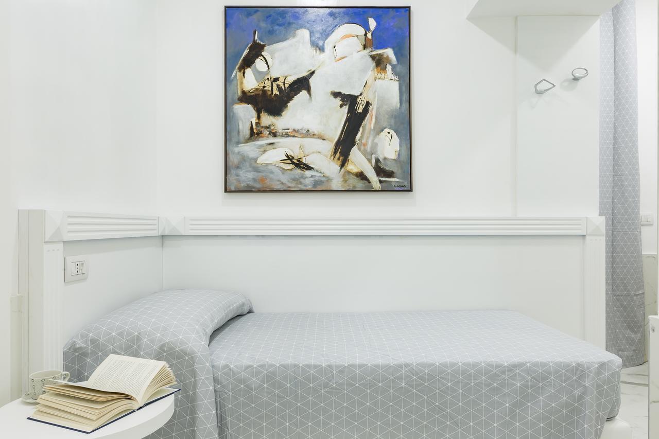 Small Double Room,506780997:JPEG
