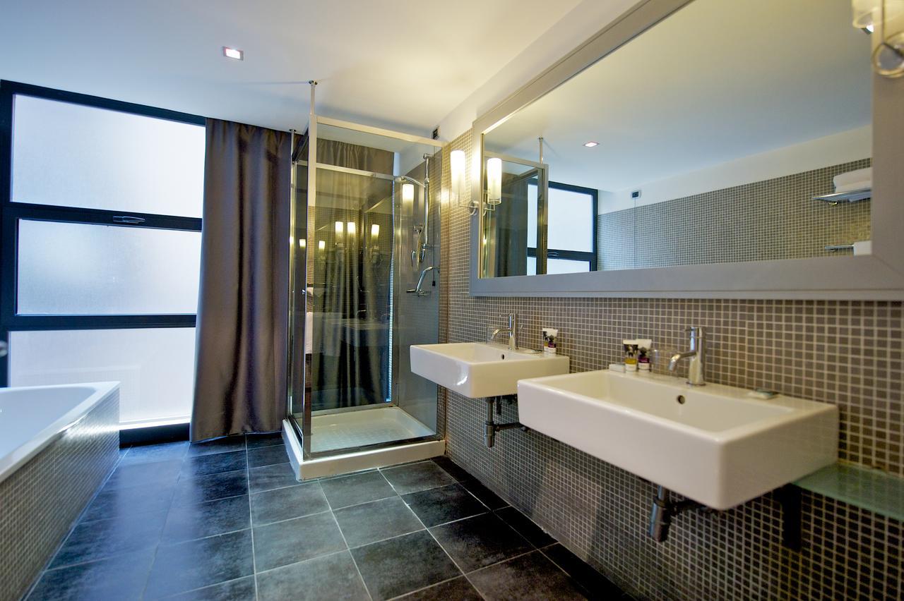 Superior Room with 1 Double Bed and 1 Single Bed