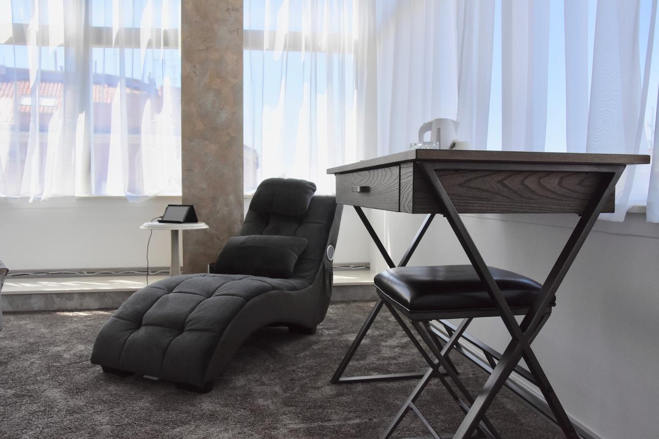 Deluxe Luxury Suite
