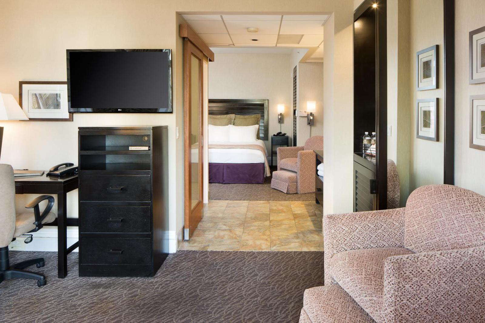 Classic King Bed Studio Suite City View